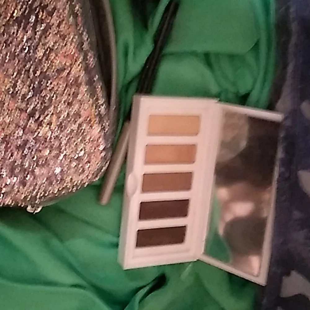 Makeup - Picture 6 of 6